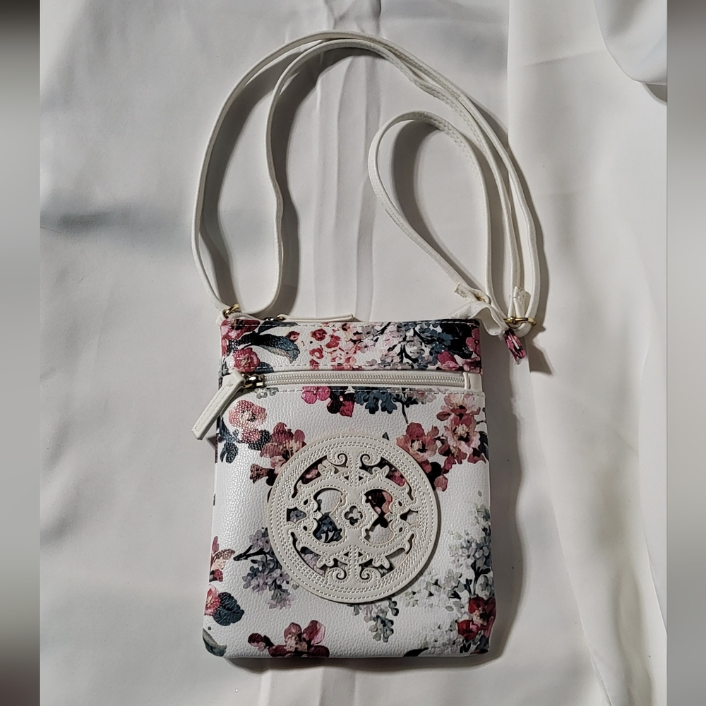 Women's Small White Floral Adjustable Crossbody Bag 8in(H)x 7in(L)x 0.5in (W) 🐈 - Picture 3 of 8